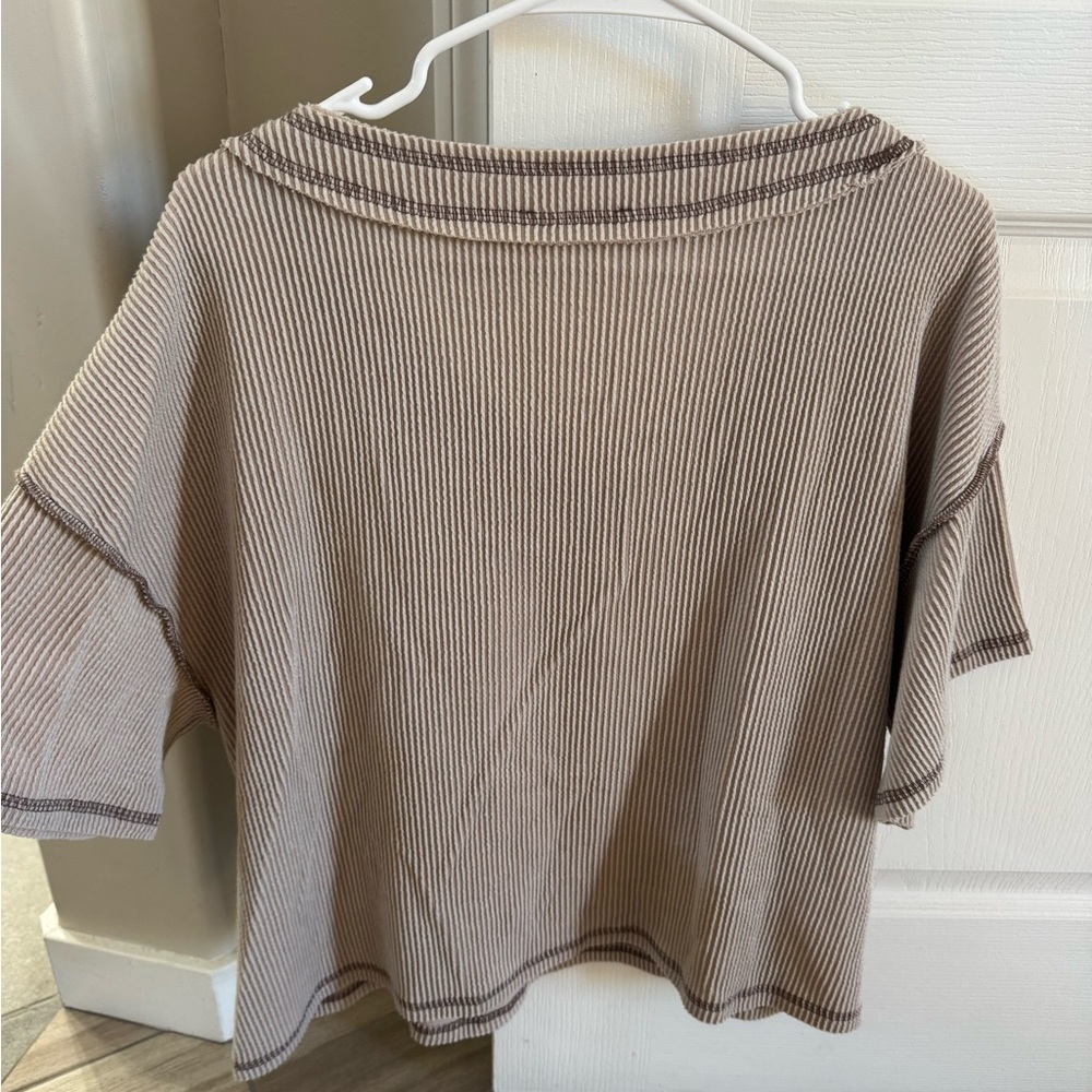 LUSH Ribbed V Neck Tee - Picture 2 of 3